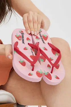 دمپایی استخر ساحلی کف کشی روزانه آبی انگشتی طرح‎دار طرح توت فرنگی پودر زنانه برند Moda Devrin کد 1685251682