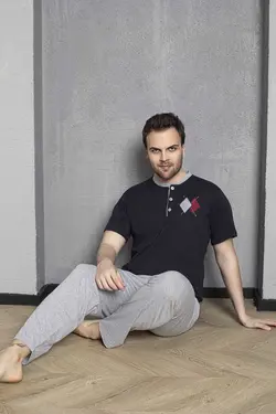 لباس راحتی بافتنی دکمه‎دار ست پارچه تابستانی پانیه بلند آستین کوتاه طرح‎دار سرمه ای مردانه برند MİRELLA کد 1686146338