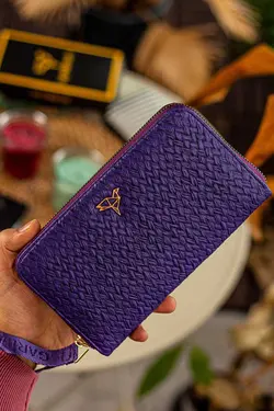 کیف پول جا کارتی بافتنی دسته دار گشاد طرح حصیری مچی بنفش تیلبورگ برند Garbalia کد 1686747505