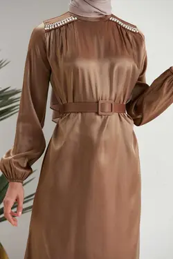 پیراهن کمربند زنانه بلند ساتن کمربند‎دار برند BMK BOUTİQUE کد 1692283155