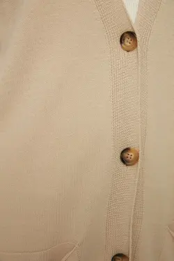 بافتنی طرح‎دار جیبدار یقه هفت بژ دکمه دار برند TRENDYOL MODEST کد 1647526387