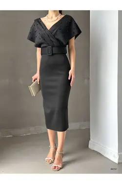 لباس مجلسی پارچه کمربند‎دار آستین خفاشی سایز بزرگ مروارید دوزی شده یقه هفت مشکی زنانه برند WoolnClyde کد 1700631607