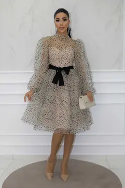 مجلسی دکلته توری کشی کوتاه کمربند‎دار شفاف آستین طرح‎دار شسته مشکی بروی برند Matik Abiyem کد 1700630064