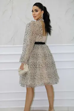 مجلسی دکلته توری کشی کوتاه کمربند‎دار شفاف آستین طرح‎دار شسته مشکی بروی برند Matik Abiyem کد 1700630064