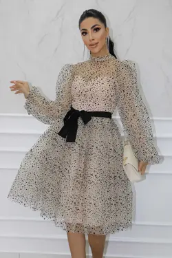 مجلسی دکلته توری کشی کوتاه کمربند‎دار شفاف آستین طرح‎دار شسته مشکی بروی برند Matik Abiyem کد 1700630064