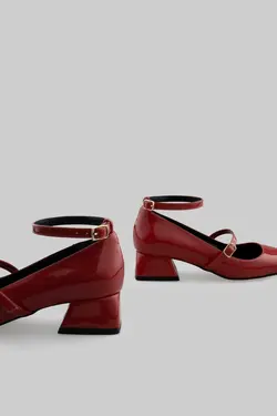 کفش پاشنه بلند ورنی کمربند‎دار پوشیده پشت کوتاه قرمز برند sovrana کد 1700912946