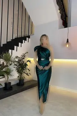 لباس مجلسی ساتن کمربند‎دار زمردی برند gesmoda کد 1703321477