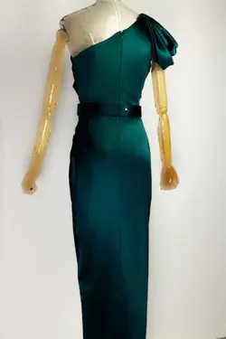 لباس مجلسی ساتن کمربند‎دار زمردی برند gesmoda کد 1703321477