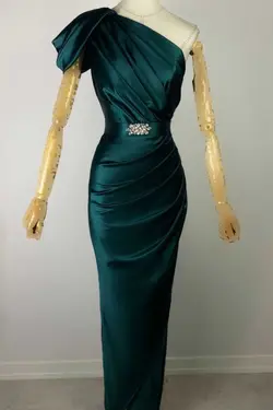 لباس مجلسی ساتن کمربند‎دار زمردی برند gesmoda کد 1703321477