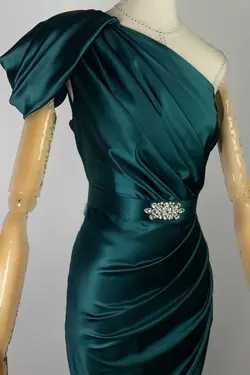 لباس مجلسی ساتن کمربند‎دار زمردی برند gesmoda کد 1703321477