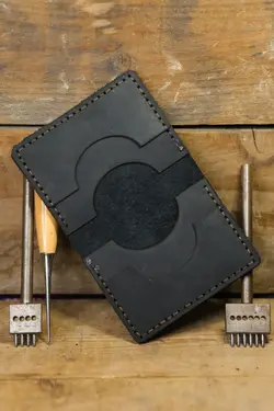 جا کارتی چرم اصل دست ساز دستی مشکی مردانه برند New Coast Leather 1900's کد 1649874848