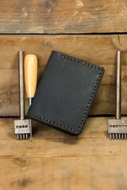 جا کارتی چرم اصل دست ساز دستی مشکی مردانه برند New Coast Leather 1900's کد 1649874848