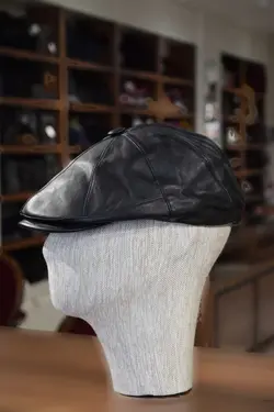 کلاه زمستانی دکمه‎دار کشی کلاسیک مشکی چرم اصل برند Göksu Şapka کد 1706962646