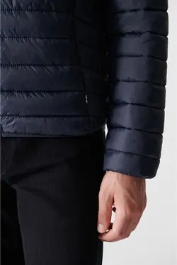 کاپشن فوق العاده پنبه دوزی شده بادگیر یقه ایستاده سبک سرمه ای مردانه برند Avva کد 1652585946
