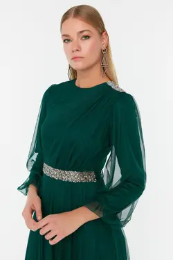 لباس مجلسی پوشیده کمربند نگین‎دار یقه کمر طرحدار سبز برند TRENDYOL MODEST کد 1652867579