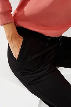 شلوار راحتی پاچه کشی طرح‎دار جیبدار مشکی زنانه برند Tommy Life کد 1663039392