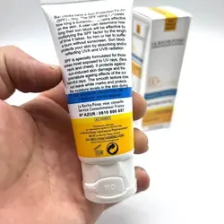 کرم ضد آفتاب بی رنگ و ضد لک لاروش پوزای SPF 60 Colorless and anti-stain sunscreen cream Larva Pooza SPF 60