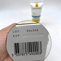 کرم ضد آفتاب بی رنگ و ضد لک لاروش پوزای SPF 60 Colorless and anti-stain sunscreen cream Larva Pooza SPF 60