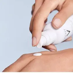 کرم ضد آفتاب و ضد پیری و جوانساز بی رنگ ویشی VICHI مدل Capital Soleil حجم 40 میل| ضد چروک و ضد لک، SPF50+