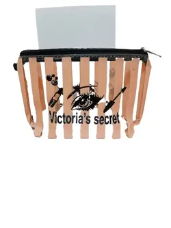 کیف لوازم آرایش طرح ویکتوریا سکرت طلقی سایز کوچک