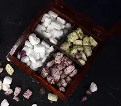 پک هدیه پذیرایی صندوقچه چوبی شکر پنیر 4 خانه مدل مهر 850 گرم