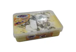 بستنی سنتی زعفرانی با تکه های خامه و پسته دومینو