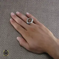انگشتر عقیق یمن طرح صفوی مردانه با حکاکی العزة لله جميعا - کد 8198