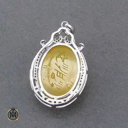 مدال عقیق شرف الشمس زرد زنانه طرح ورساچ - کد 3480