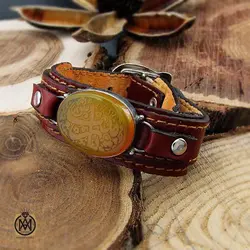 دستنبد چرم طبیعی مردانه با نگین عقیق حکاکی یا زینب (س) - کد 1232