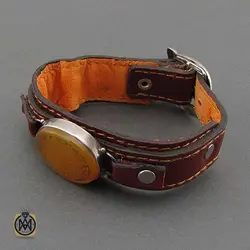 دستنبد چرم طبیعی مردانه با نگین عقیق حکاکی یا زینب (س) - کد 1232