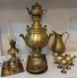 کد 6-326   سماور زغالی 6 لیتری مدل هخامنشی قلم زنی 18 پارچه برنجی