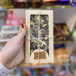 شکلات هدیه با تاپینگ کنجد پسته کشمش