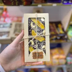 شکلات هدیه با تاپینگ موز کنجد بادام هندی