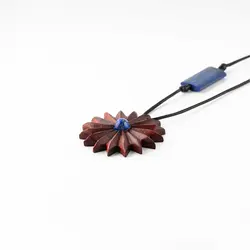 گردنبند چوب رز وود تراش دست و نگین سنگ لاجورد (گل)