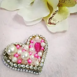 سنجاق سینه (طرح قلب)