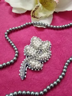 سنجاق سینه (طرح گل)