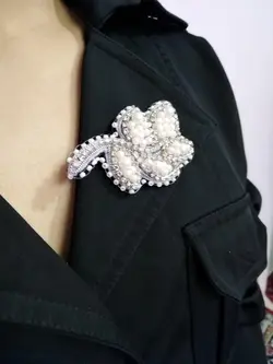 سنجاق سینه (طرح گل)