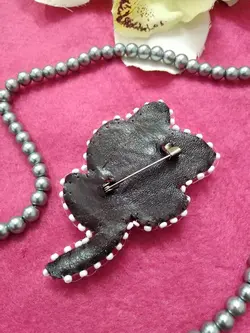 سنجاق سینه (طرح گل)