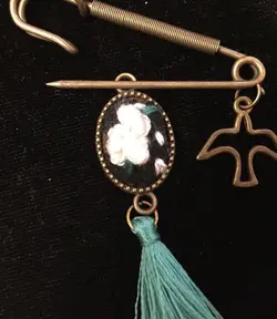 سنجاق سینه (طرح پرستو)