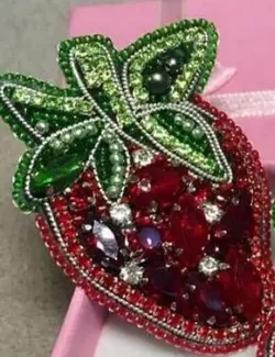 سنجاق سینه (طرح توت فرنگی)