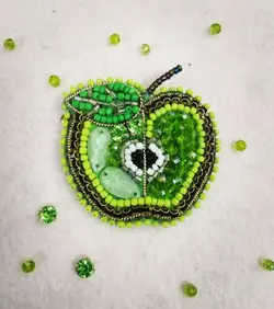 سنجاق سینه (طرح سیب)