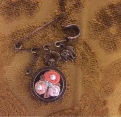 سنجاق سینه (طرح شادی)