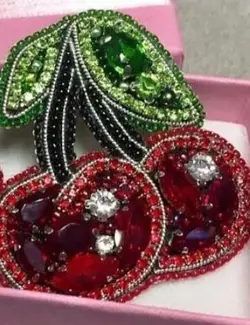 سنجاق سینه (طرح گیلاس)