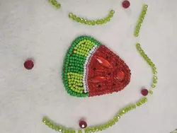 سنجاق سینه (طرح هندوانه)