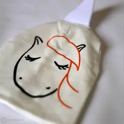 کلاه نخی اسب تک شاخ