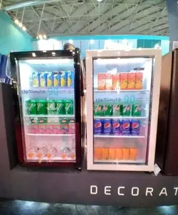 یخچال ایستکول 5 فوت درب شیشه ای مدل Eastcool TM-9580-CS - ری کالا