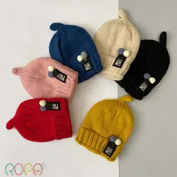 کلاه بچه گانه بافت اسپرت تو کرکی طرح دکمه‌ای