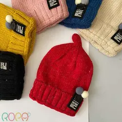 کلاه بچه گانه بافت اسپرت تو کرکی طرح دکمه‌ای