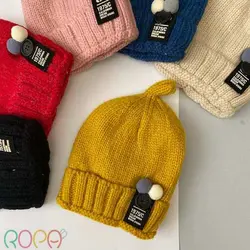 کلاه بچه گانه بافت اسپرت تو کرکی طرح دکمه‌ای