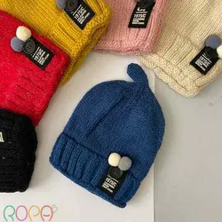 کلاه بچه گانه بافت اسپرت تو کرکی طرح دکمه‌ای